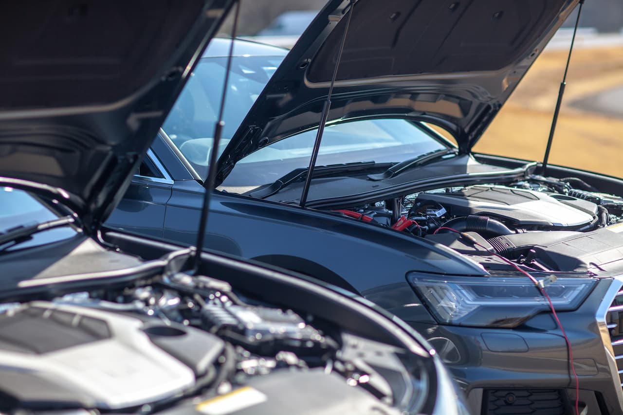 ボンネットが空いている車